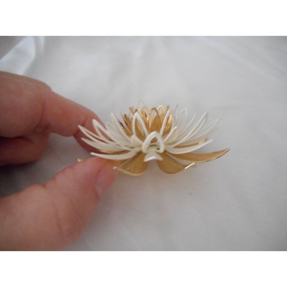 Vintage Estate Costume Floral 3D Brooch Pin Goldt… - image 2