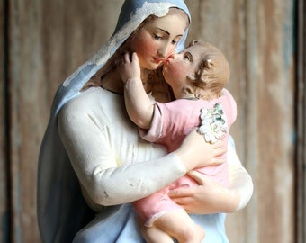 Statue vierge antique de la Vierge Marie et de l'enfant Jésus-Christ à la craie polychrome