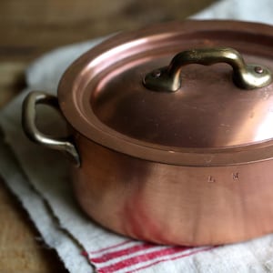 Antieke Franse koperen cocottepan: kleine ovale Nederlandse oven, monogram