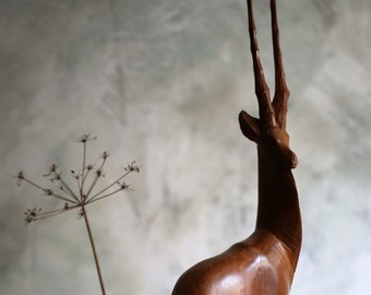 Grande statue de gazelle et de bébé du milieu du siècle Figurine Impala sculptée en bois