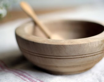 Antieke houten kom kleine primitieve Franse schotel en gesneden houten lepel