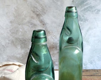 2 bouteilles de morue en verre antiques, bouteilles de soda, bouchon boule en verre vert épais Victory