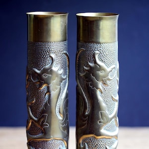 Par de vasos de arte antigos de trincheira com dragões, estojos de projéteis de artilharia de latão americano, 1ª Guerra Mundial, 75 mm