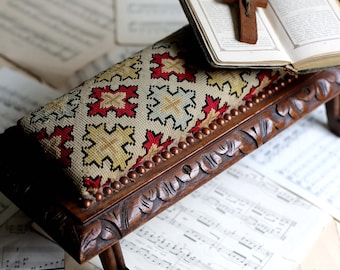 Antieke gebedskruk Franse knielbank gesneden kapelzitting gestoffeerd tapijt Prie Dieu