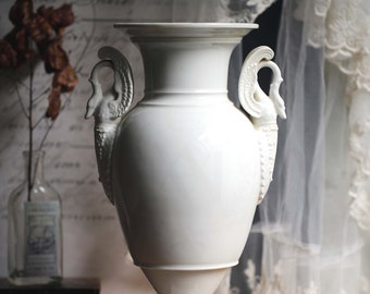 Grand vase d'église de style Empire avec anses en forme de cygne Urne antique en céramique de porcelaine blanche, France