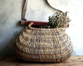 Grand panier de pêche antique, France, sac à bandoulière en osier rustique avec sangle