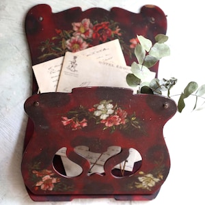 Organizador de pared con diseño floral rojo Art Nouveau y soporte para cartas antiguo