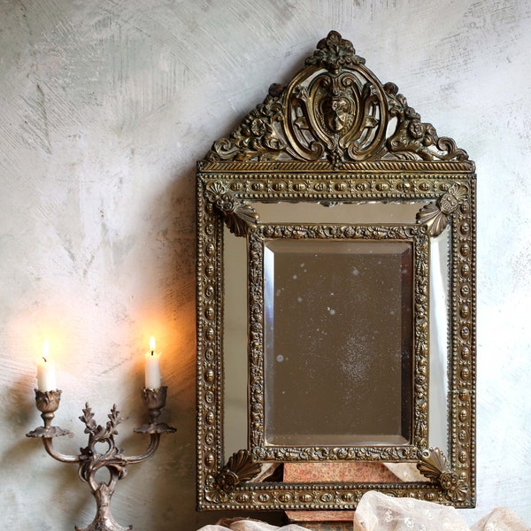 Specchio antico a cuscino sbalzato francese, scatola in ottone, specchio Napoleone III, epoca 1800