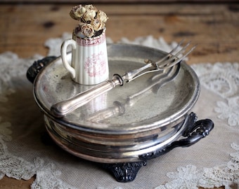 Dessous de plat rond ancien en métal argenté rococo pour chauffe-assiettes, France