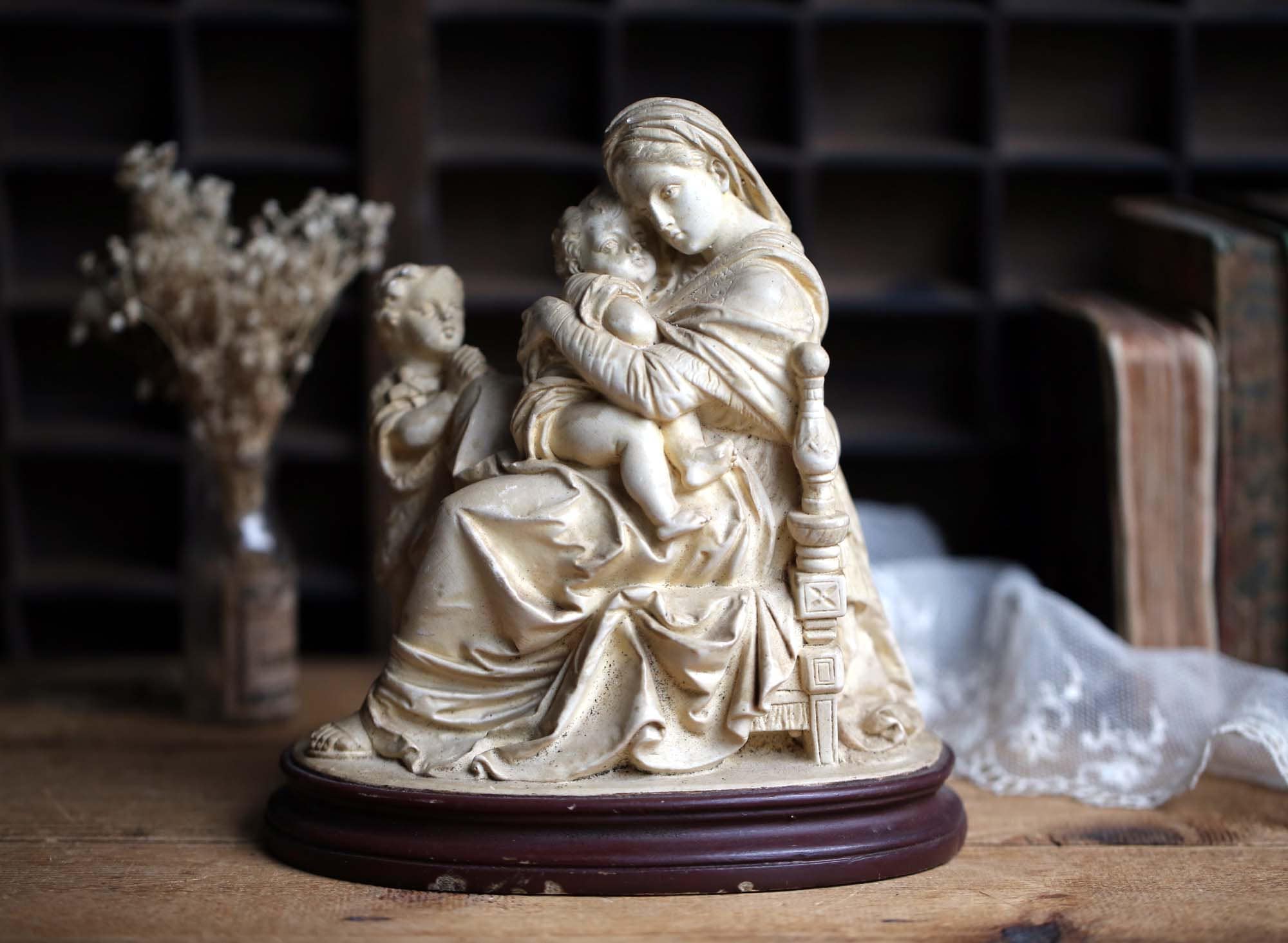 Français Antique Memento Mori Chalkware Tomb Statue Souvenir Religieuse Mother & Childen