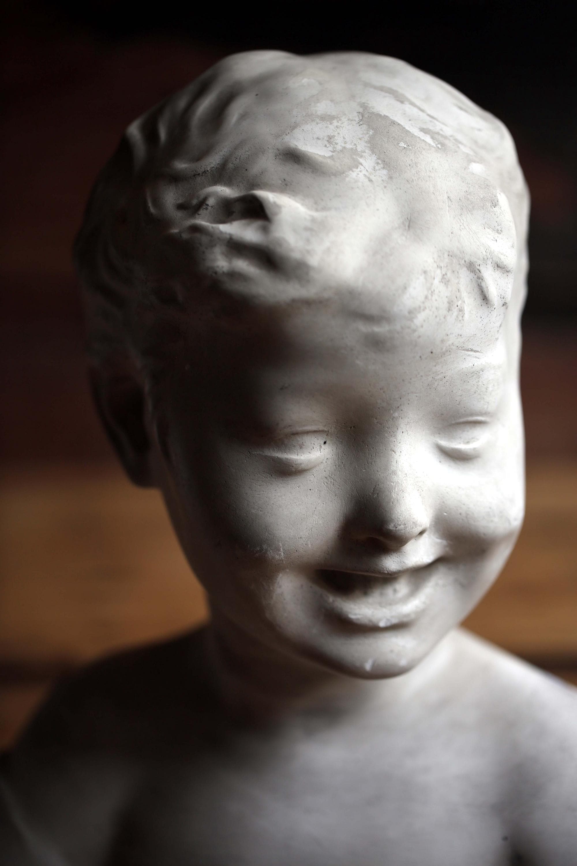 大きなアンティーク胸像、笑う子供の少年の石膏像、デジデリオ・ダ