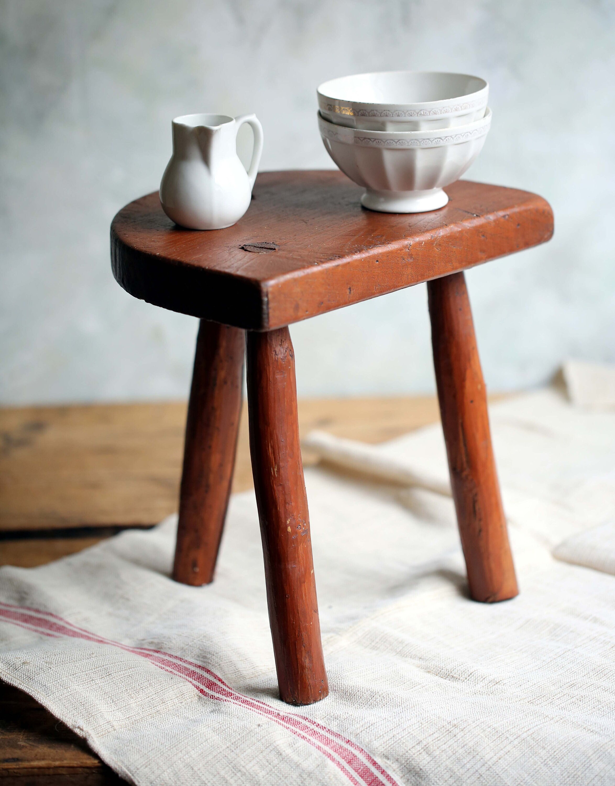 アンティーク風 木製テーブル　3本足 Antique three legged table - Etsy 日本