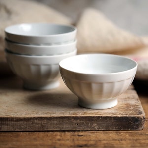 Set of 4 Vintage White Cafe au Lait Bowls French Faceted Porcelain Bowls zdjęcie 3