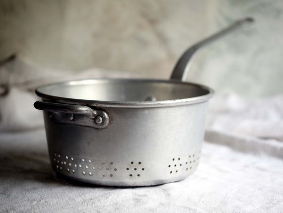 Vintage Large Aluminium Pot Whit Bakelite Handle 