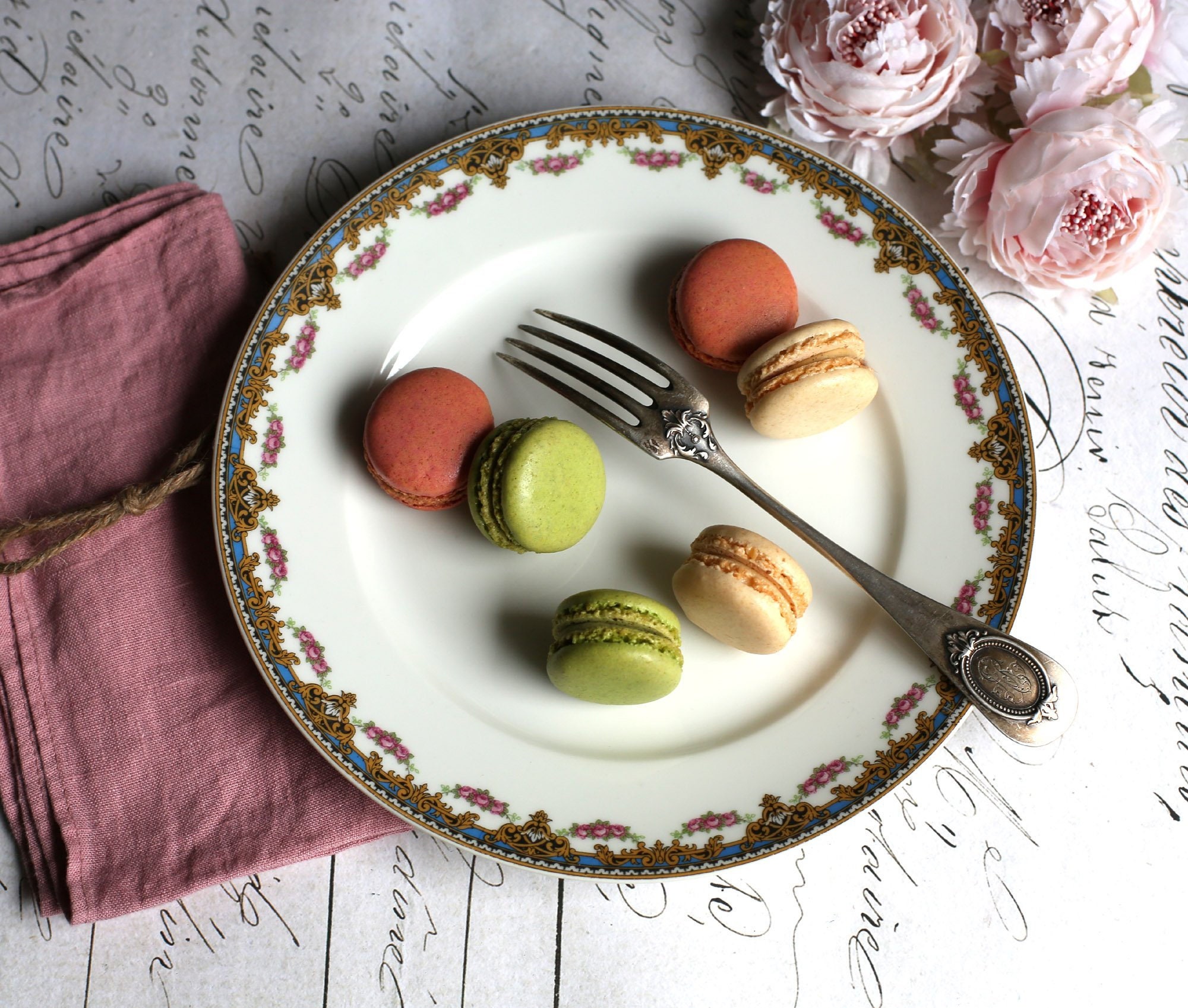 Assiette Français Antique Porcelaine Blanche avec Or Bleu et Rose Design Assiette Ronde de Limoges