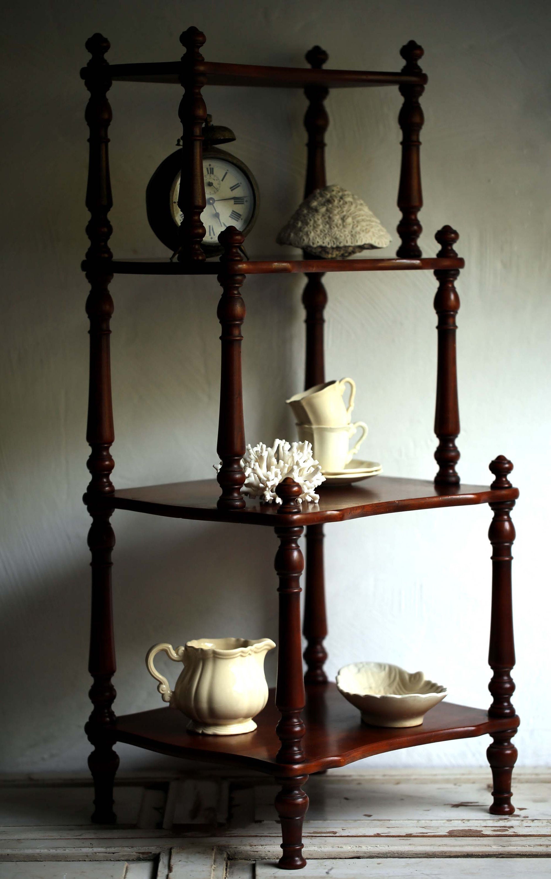 Vintage Français Waterfall Bibliothèque Tournée Fuseau Étagères Meubles en Bois 4 Niveaux Acajou Pré