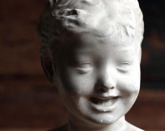 大きなアンティーク胸像、笑う子供の少年の石膏像、デジデリオ・ダ