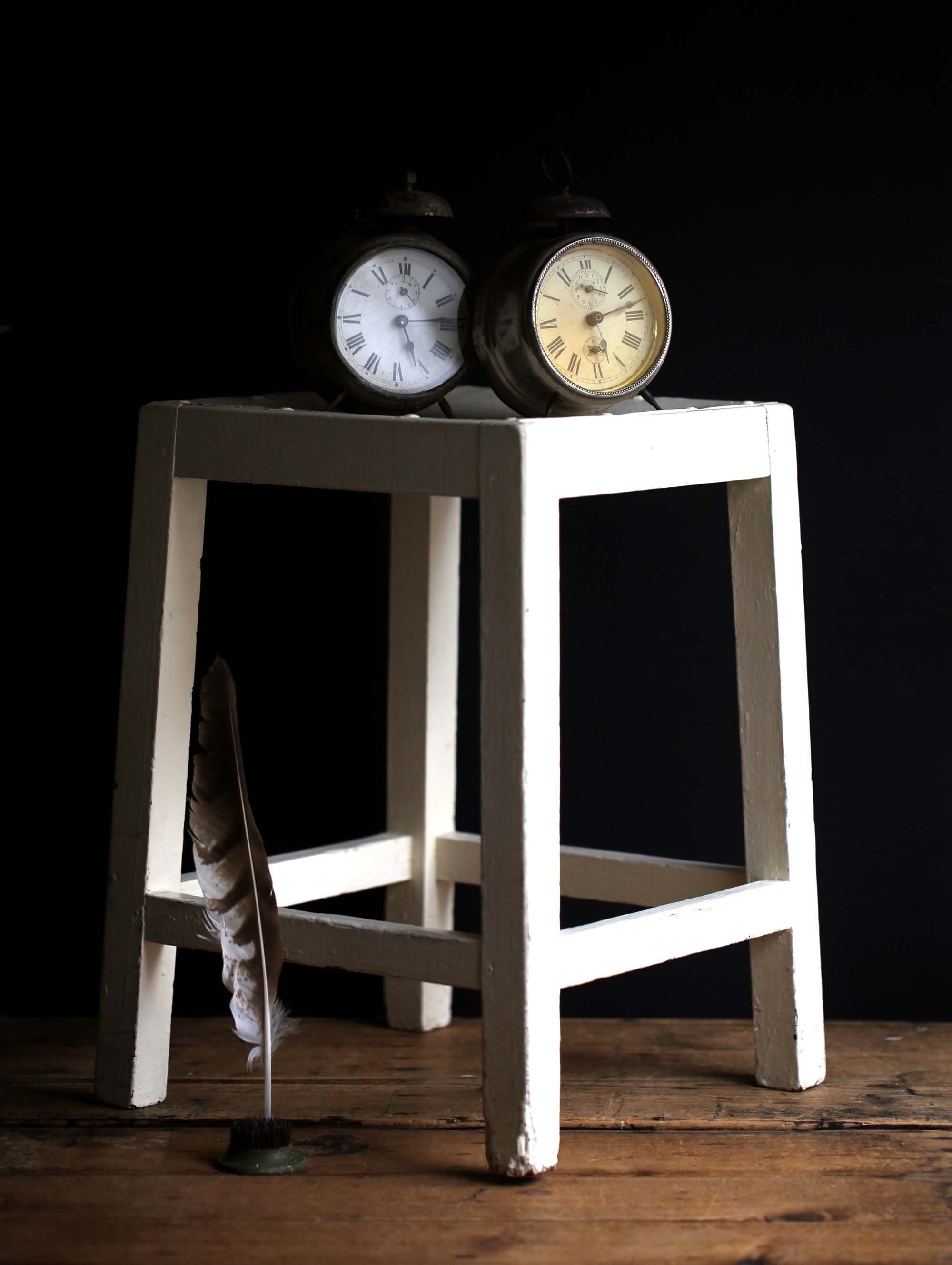 Français Tabouret en Bois Antique Chippy White Painted Display Stand