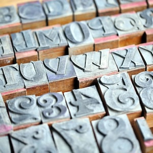 43 Selos de tinta de borracha de impressão de letras e números de madeira francesa antiga sortidos em caixa