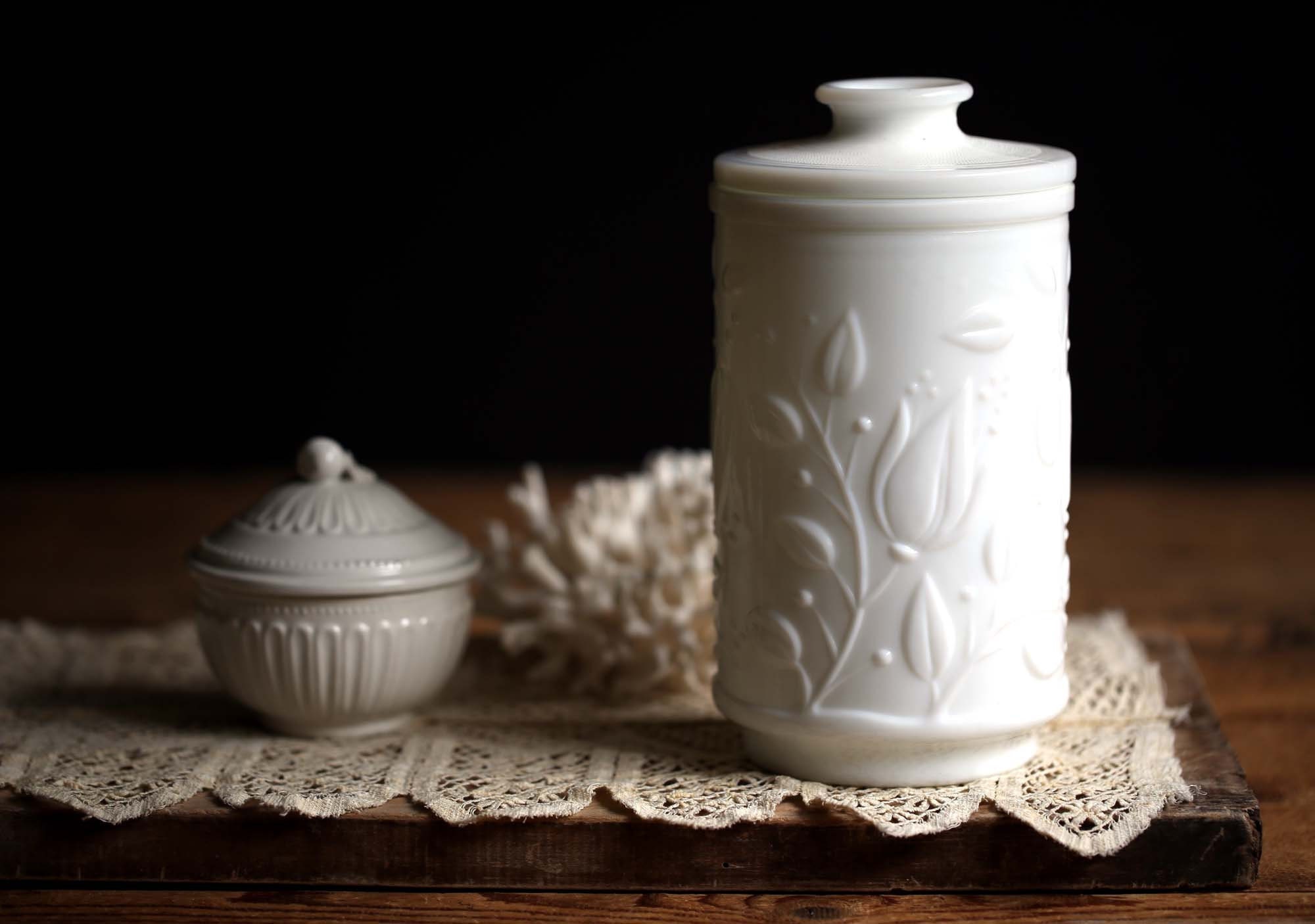 Français Vintage White Milk Opal Glass Rangement Jar Bidon Pour Cuisine Salle de Bain ou Coiffeuse O