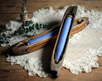 2 lanzaderas de telar antiguas lanzadera voladora de madera francesa con carretes roscados de bobina azul tejido textil a mano Heucher