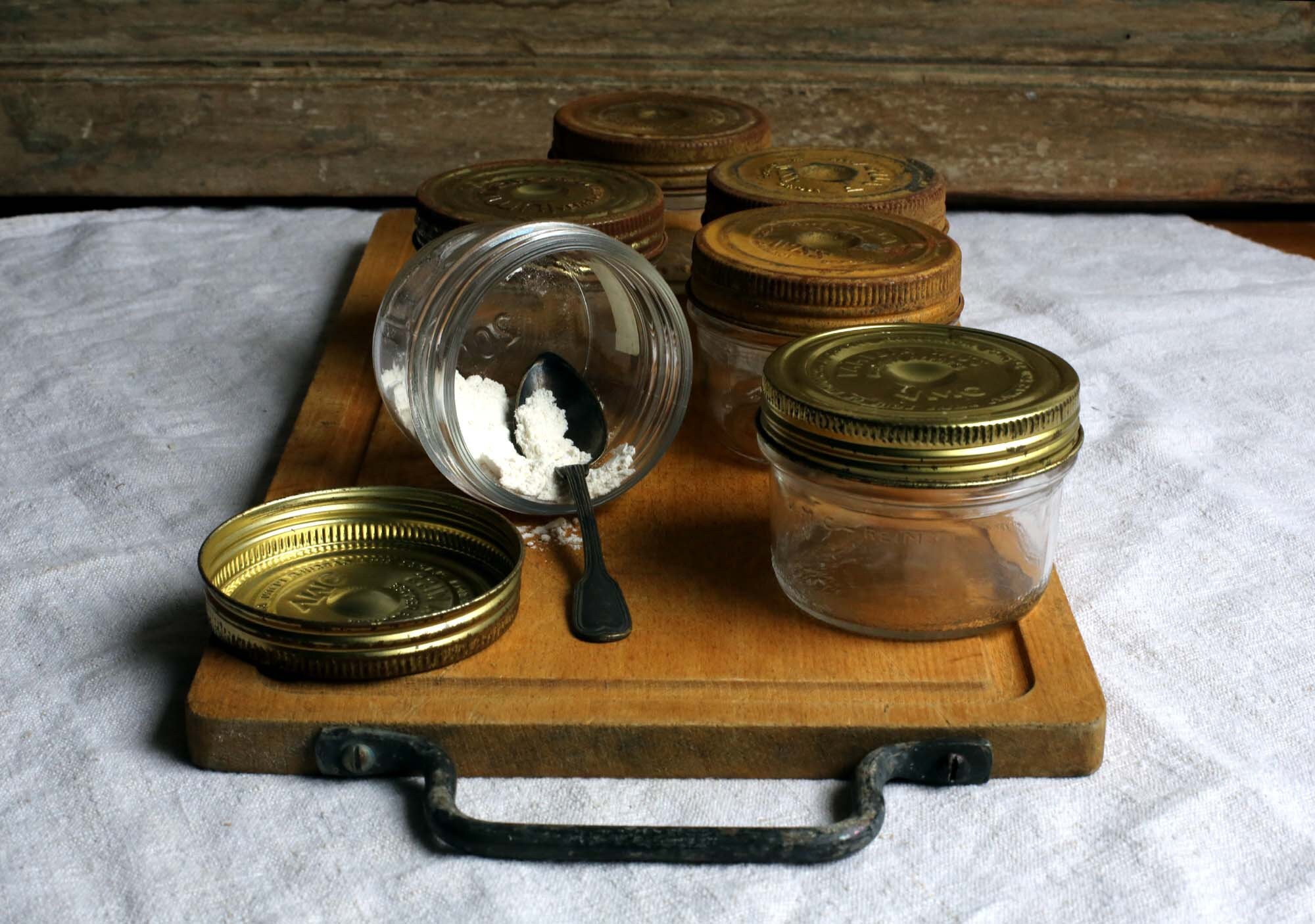 6 Pots de Confiture en Verre Français Antiques Petits Conservation avec Dessus Métal Couvercle à Vis