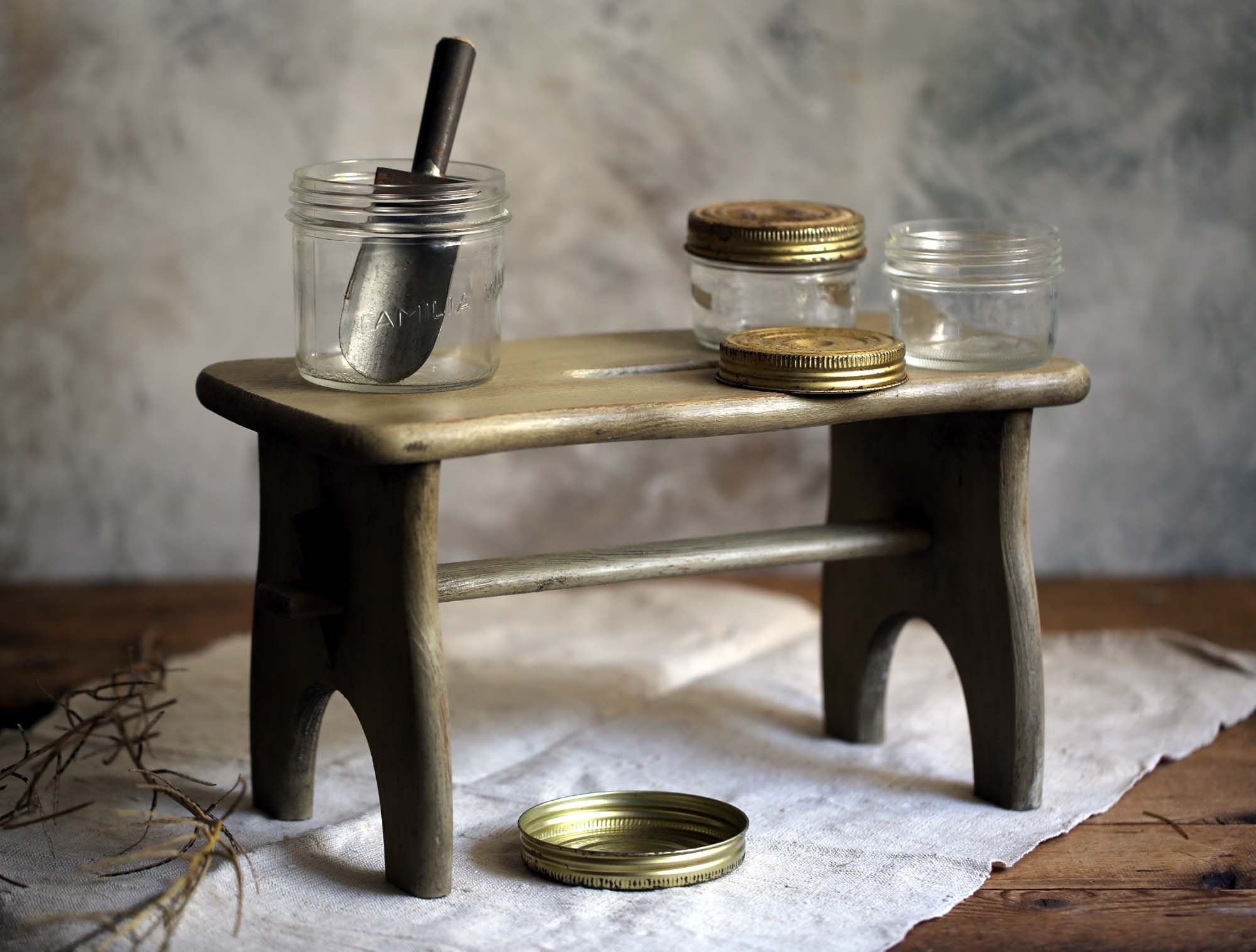 Vintage Français Tabouret Rustique en Bois Ferme Mousse Vert Peint Repose-Pieds Petite Table d'expos