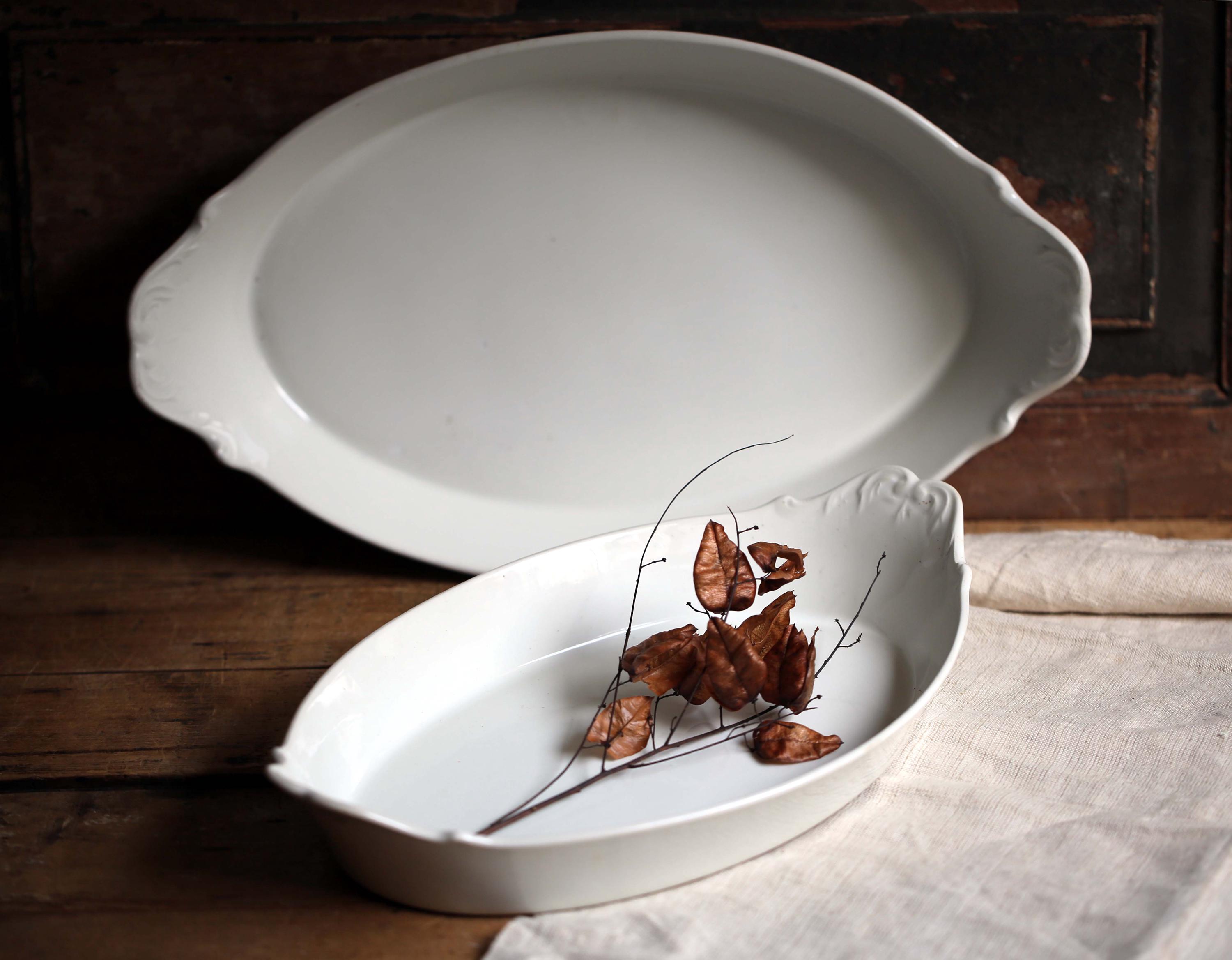 ENORME antieke gegratineerde schalen Frans wit porselein grote