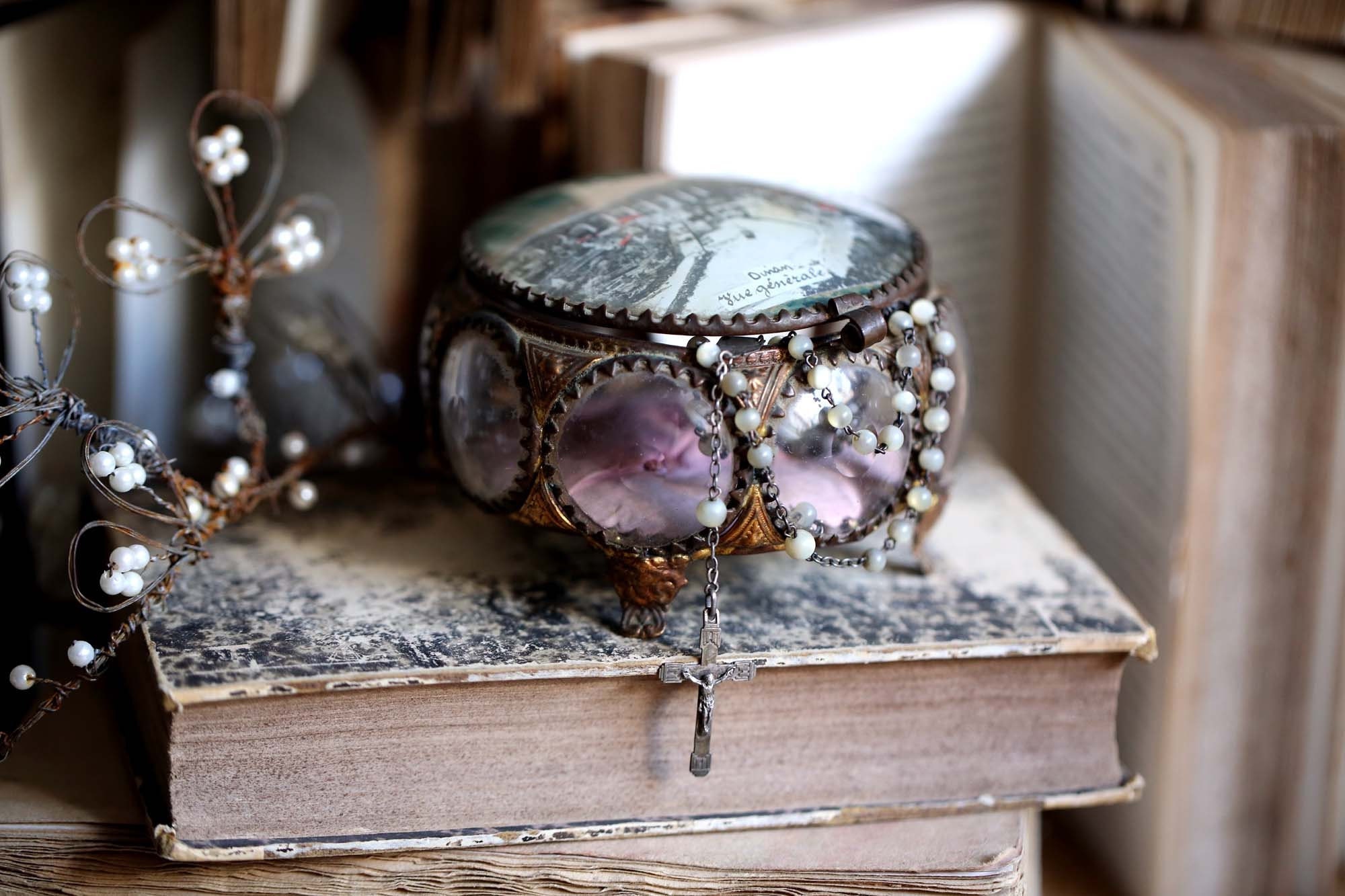 Antique Français Ormolu Souvenir de Dinan Ring Box Round Casket Cut Glass Case