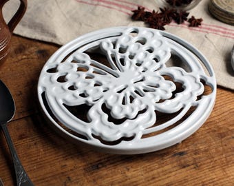 Vintage Franse witte gietijzeren geëmailleerde ronde onderzetter vlinder