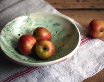 Passoire vintage en céramique, poterie, passoire à fruits, fraises, égouttoir vert, bol de présentation en terre cuite émaillée