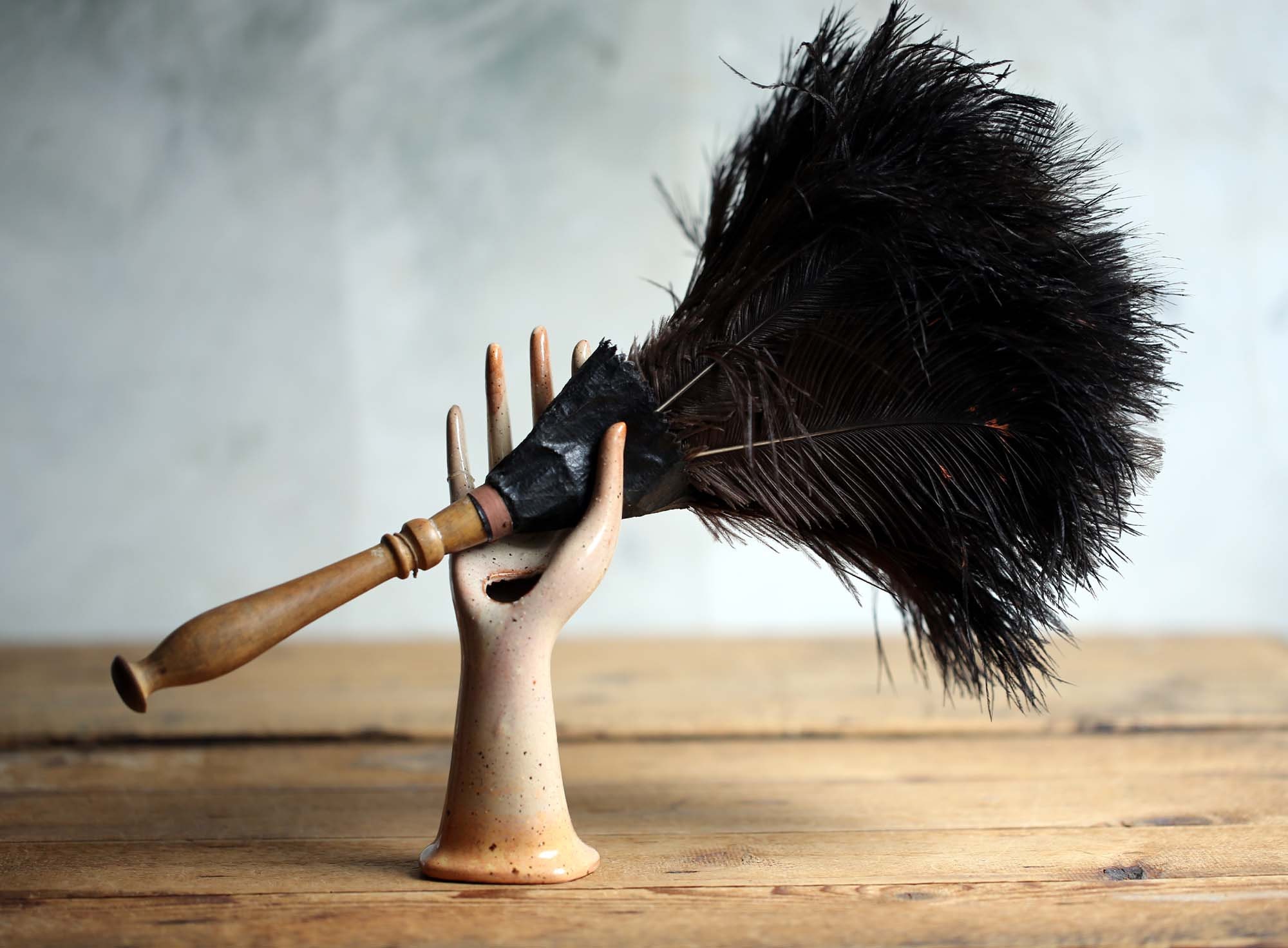 Plume Antique Duster Poignée en Bois Français Vieux Produits de Nettoyage Plumes d'autruche Noires