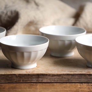 Set of 4 Vintage White Cafe au Lait Bowls French Faceted Porcelain Bowls zdjęcie 2