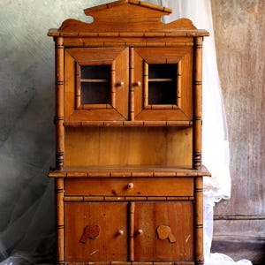 Commode jouet vintage française pour enfant, huche en faux bambou, petit meuble miniature en bois