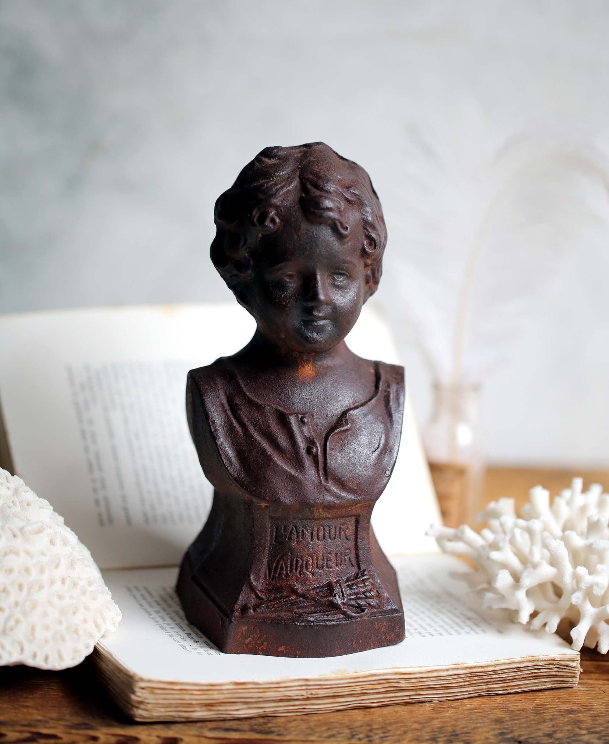 Antique Français Chérubin Buste en Fonte Figurine Romantique Métal Putti Statue L'amour Vainqueur