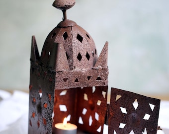 Candelabro de hierro oxidado antiguo, estilo primitivo de arte popular marroquí, lámpara de tormenta