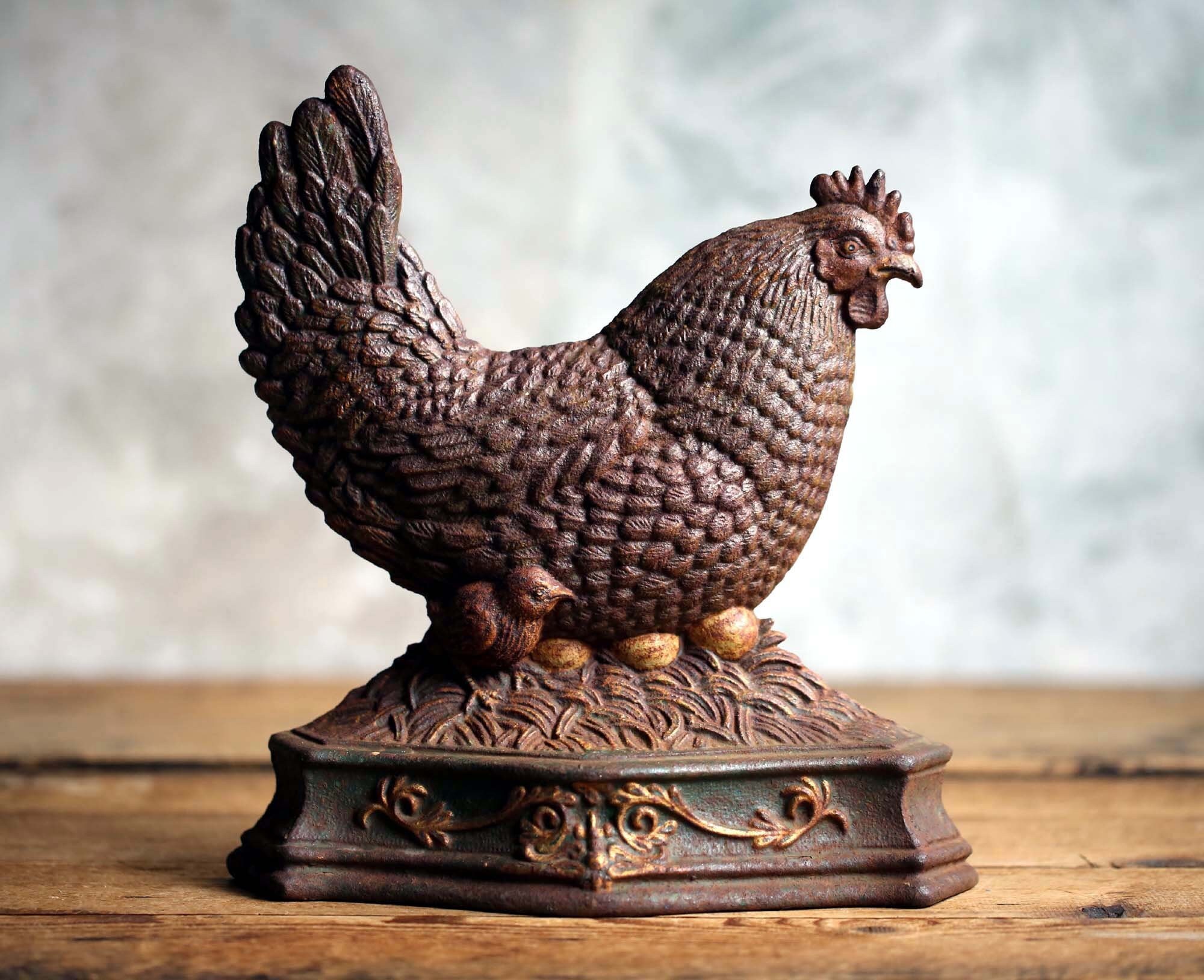 Antique Français Hen Door Stop Broody Poulet avec Œufs et Poussins Cast Iron Doorstop