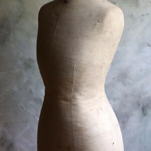 3D Dummy Foto Van Vrouwelijk Mannequin in Een Witte Jurk Met Kraag Met