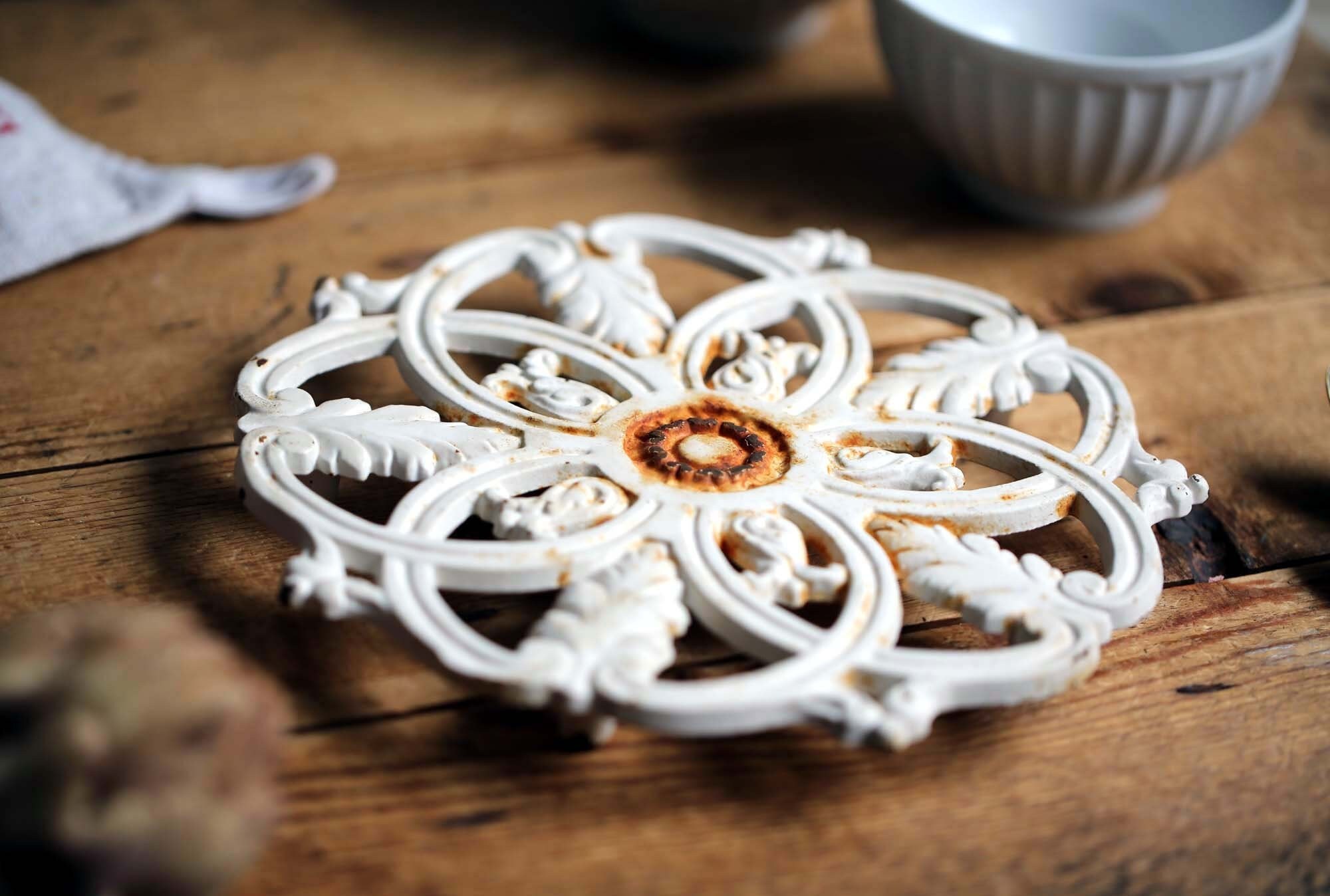 Antique Round Tivet Vintage Cast Metal Blanc Émail Trivet Français Pan Stand