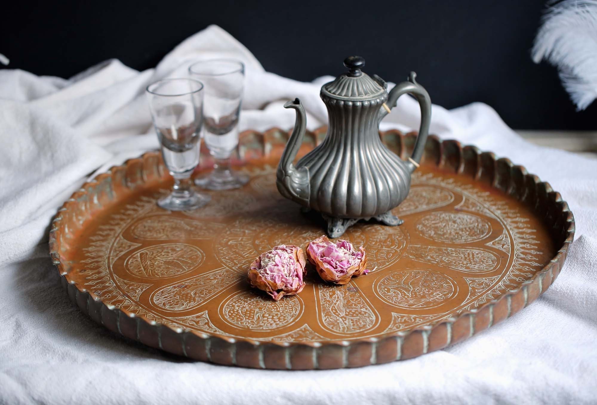 Grand Plateau Rond en Cuivre Vintage Moyen-Orient Chargeur avec Chevaux Ailés Écriture Calligraphiée