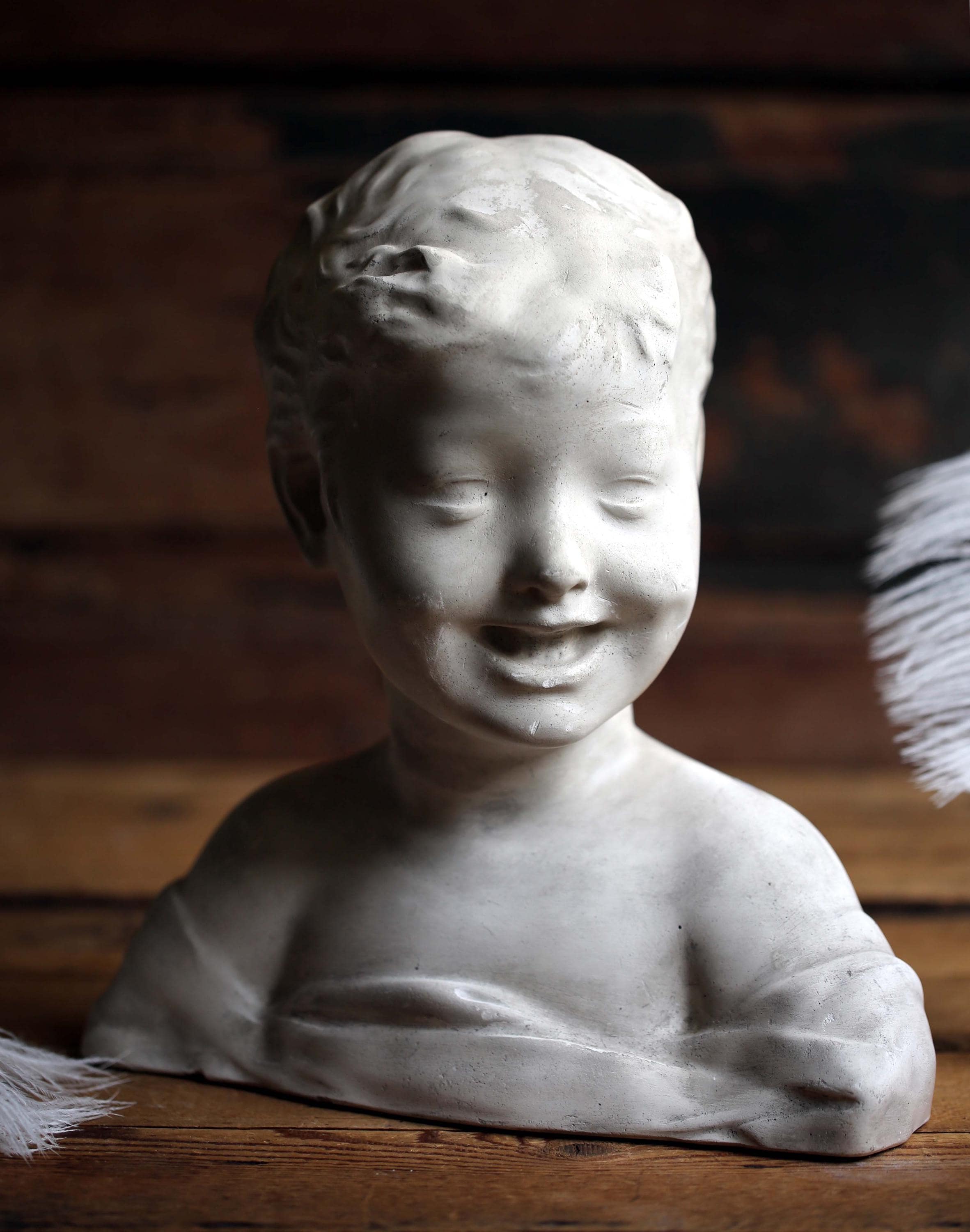 大きなアンティーク胸像、笑う子供の少年の石膏像、デジデリオ・ダ