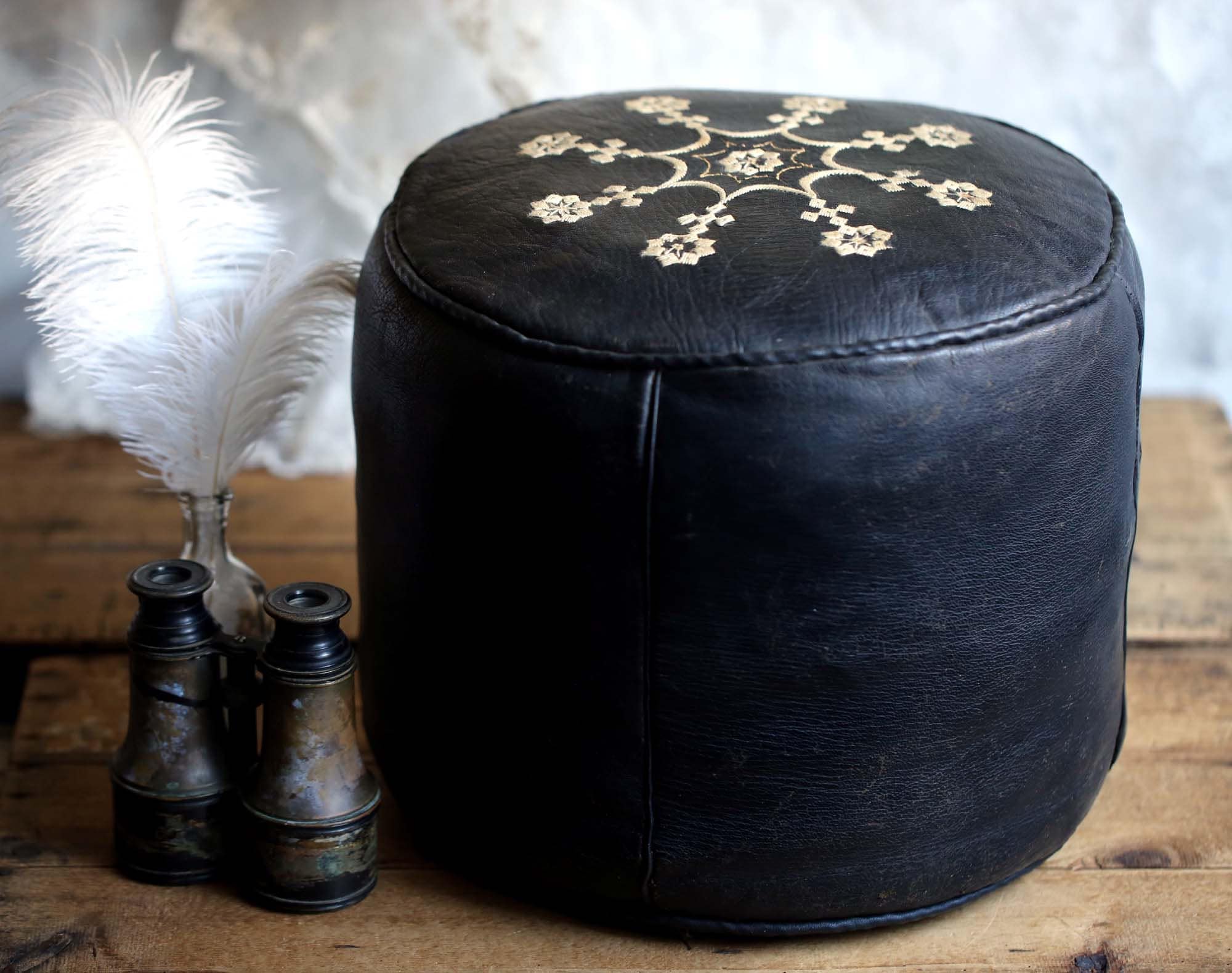 Vintage Marocain Ottoman Brodé Cuir Noir Pouf Rond Repose-Pieds Thé Table ou Tabouret