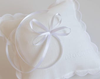 Tijdloze elegantie: gepersonaliseerd ringkussen met geborduurde datum: 23 x 23 cm
