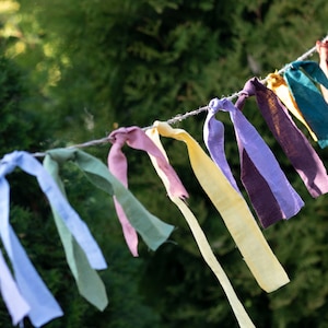 Lebendige Fiesta Quaste Wimpelkette | Mehrfarbige Stoffgirlande für Feste, Hochzeiten und Gartenpartys
