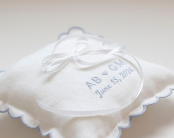 Elegancia de lino de lujo: Almohada para portador de anillos festoneada personalizada - 9x9" (23x23cm) Exquisito recuerdo de boda - Acento de ceremonia artesanal