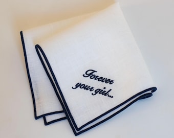 Witte linnen pochet met 'Forever Your Girl'-borduursel - Bruiloftszakdoek - Unique Dad's Keepsake-zakdoek