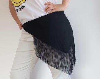 Heupriem met zwarte franjes, statement tailleaccessoire, asymmetrische festivalriem, boho-outfitaccent, handgemaakte mode