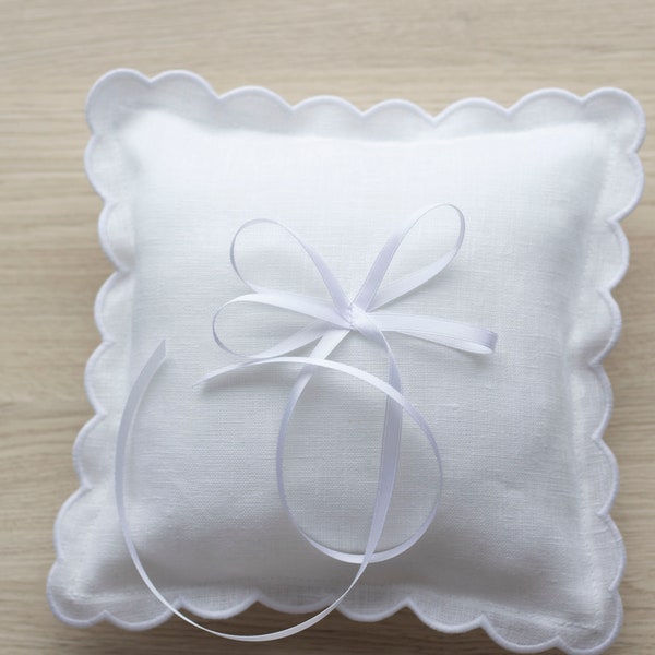 Coussin pour porte-alliances festonné en lin - 9 x 9 po. | Coussin de mariage élégant - accessoire de cérémonie fabriqué à la main