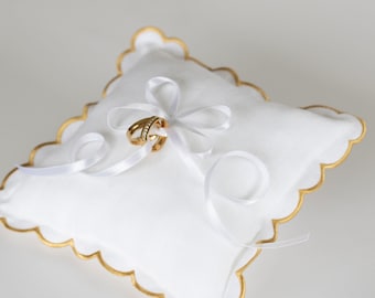 Coussin pour alliances en lin blanc avec bords festonnés dorés - 9 x 9 pouces - 23 x 23 cm - Coussin de cérémonie fait main - Souvenir de mariée personnalisé