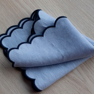 Personlig brudnäsduk med vågiga kanter - 25x25 cm eller 30x30 cm - Bröllopsnäsduk, personlig näsduk